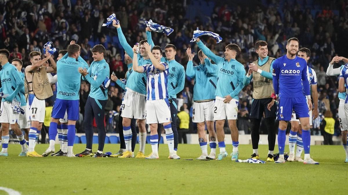 Los jugadores de la Real festejan el acceso a los octavos de final tras la derrota (0-1) de noviembre ante el Manchester United.