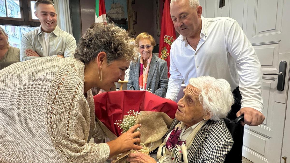 La alcaldesa Ana Azkoitia entregó a María Rosario Azkue un ramo de flores y una réplica de la fuente de las Barricas para celebrar su centenario.