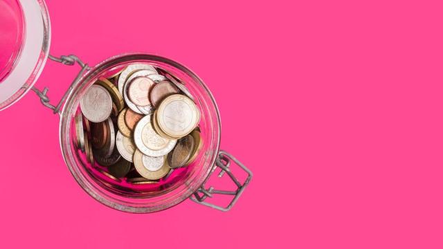Monedas de euro guardadas en un tarro de cristal. / Freepik Monedas de euro guardadas en un tarro de cristal.