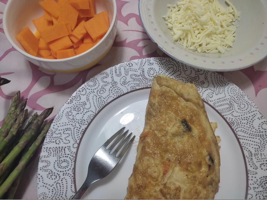 Una jugosa tortilla de espárragos trigueros, calabaza y mozzarella.