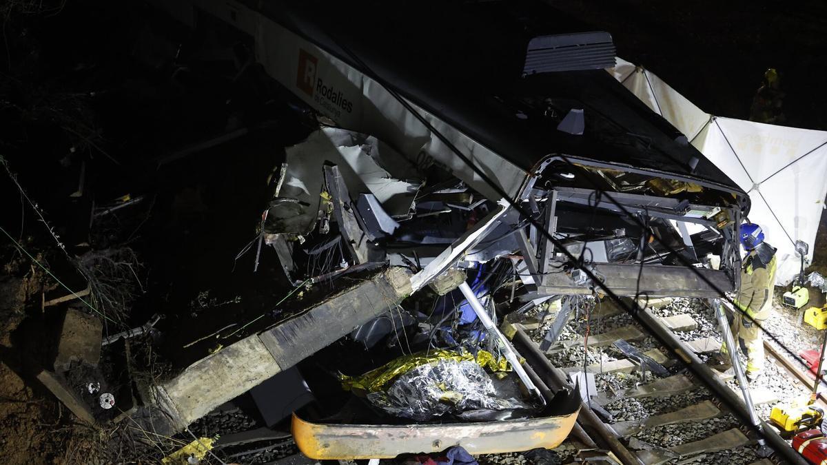 Un muerto y 37 heridos al chocar un tren con un muro caído a la vía en Gelida