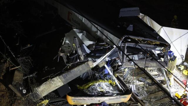 Un muerto y 37 heridos al chocar un tren con un muro caído a la vía en Gelida