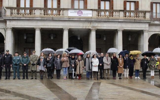 Melgosa ha participado este lunes en el minuto de silencio que representantes de las instituciones alavesas han dedicado a las víctimas de actos terroristas coincidiendo con el 11M. / EP Melgosa ha participado este lunes en el minuto de silencio que representantes de las instituciones alavesas han dedicado a las víctimas de actos terroristas coincidiendo con el 11M.