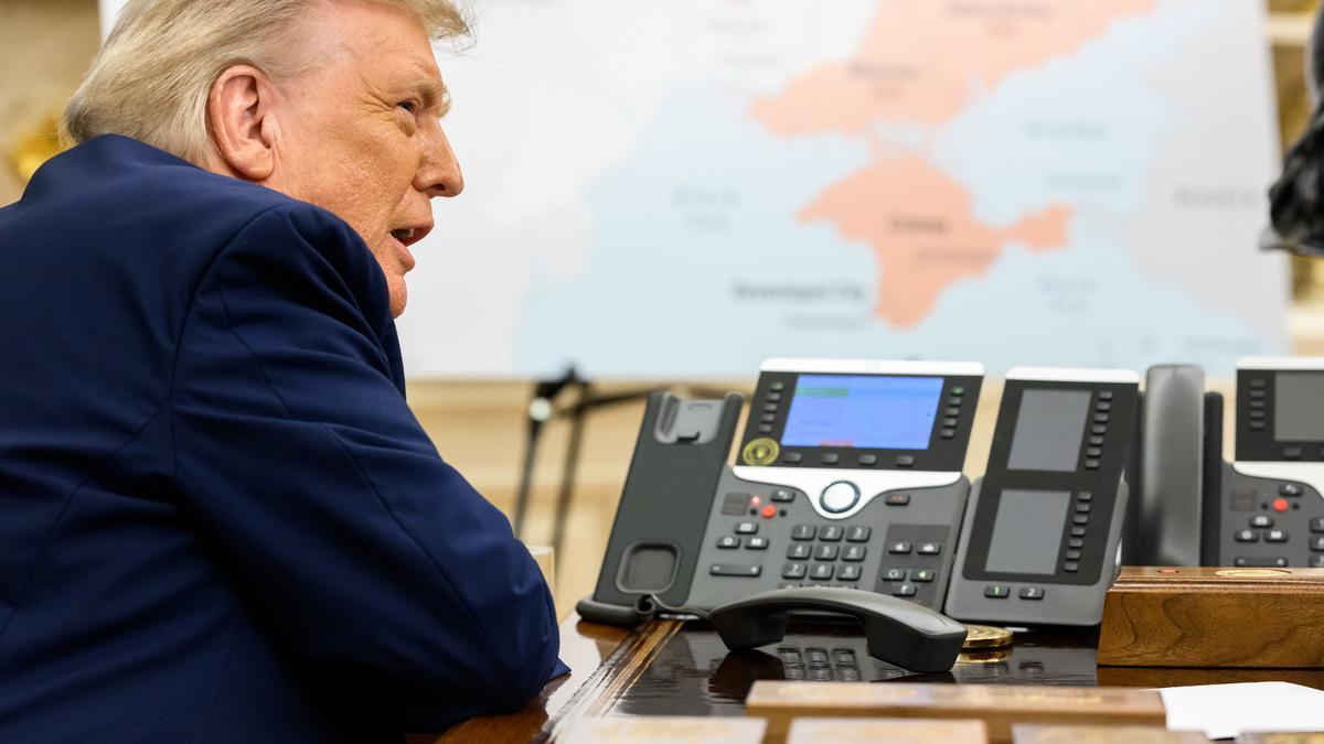 El presidente Donald Trump habla por teléfono con su homólogo ruso, Vladímir Putin