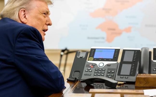 El presidente Donald Trump habla por teléfono con su homólogo ruso, Vladímir Putin