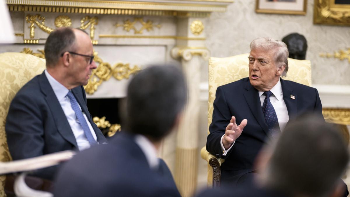 Trump, en una reunión junto al canciller de Alemania, Friedrich Merz.
