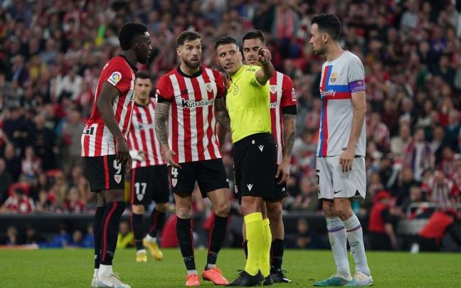 Gil Manzano explica su decisión a Iñaki Williams e Iñigo Martínez. Gil Manzano explica su decisión a Iñaki Williams e Iñigo Martínez.