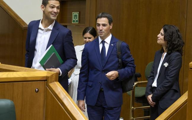 El lehendakari, Imanol Pradales, llega a un pleno en el Parlamento Vasco.