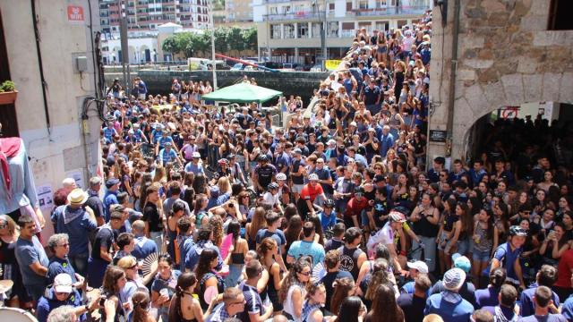 Cada año una multitud acude al Zapato Azule de Ondarroa