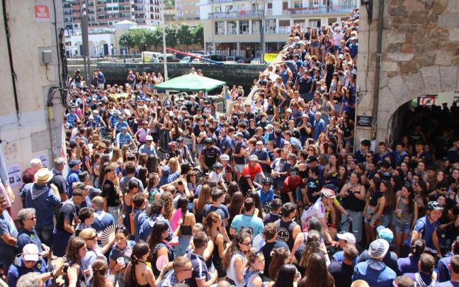 Cada año una multitud acude al Zapato Azule de Ondarroa