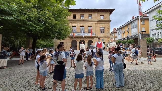 Trikitilaris, cabezudos y gigantes en las fiestas de Santixabel.