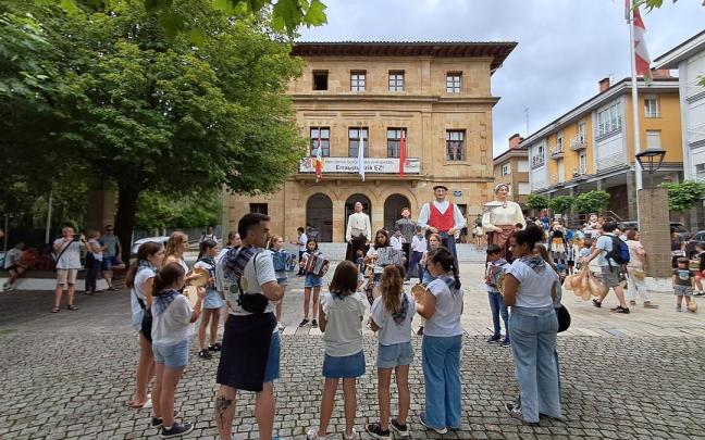 Trikitilaris, cabezudos y gigantes en las fiestas de Santixabel.