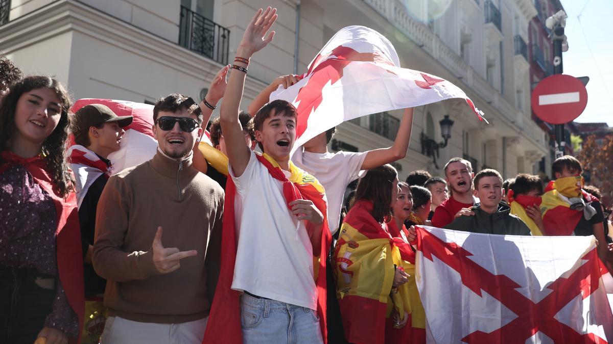 Extremistas con la bandera de España increpan a los acampados por la vivienda en la Puerta del Sol.
