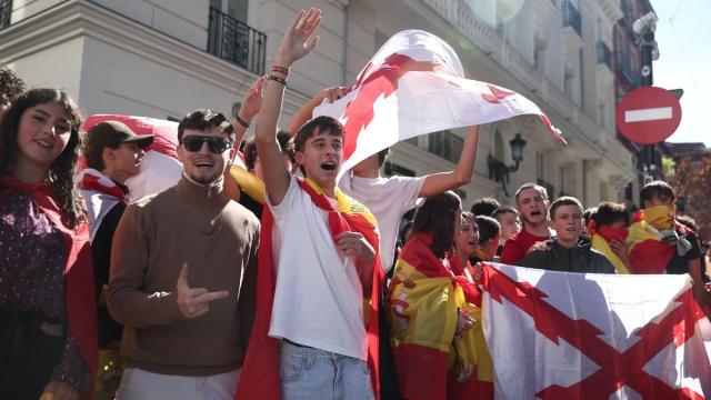 Extremistas con la bandera de España increpan a los acampados por la vivienda en la Puerta del Sol.