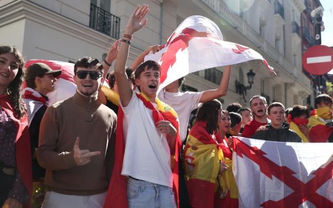 Extremistas con la bandera de España increpan a los acampados por la vivienda en la Puerta del Sol.