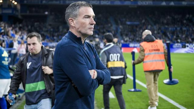 Luis Carrión frente a su banquillo del Carlos Tartiere. / REAL OVIEDO