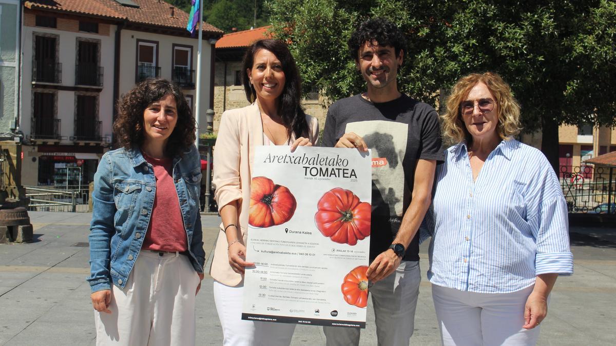 Inés Cáceres, Azahara Domínguez, Garikoitz Iturbe y Agurtzane Díaz en la presentación del Aretxabaletako Tomatearen Eguna.