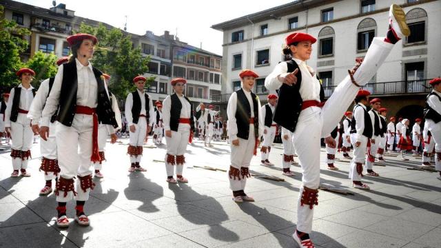 Durangaldeko herri ezberdinetako dantzariak Amorebieta-Etxanoko plazan.