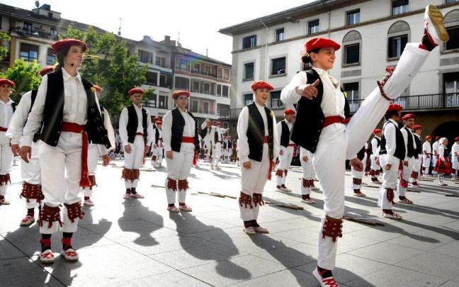 Durangaldeko herri ezberdinetako dantzariak Amorebieta-Etxanoko plazan.