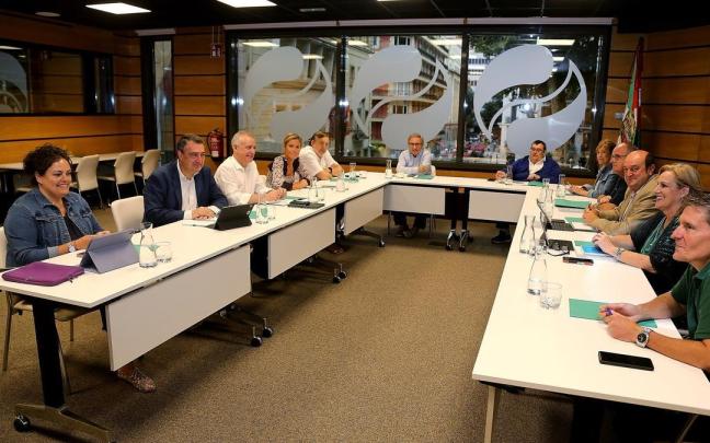El Euzkadi Buru Batzar ha mantenido una reunión en Sabin Etxea, en la que han estado presentes Aitor Esteban y el lehendakari Urkullu
