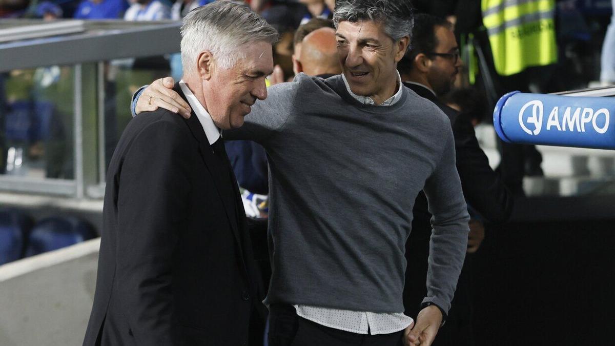 Imanol abraza a Ancelotti, en el partido disputado en martes pasado entre la Real Sociedad y el Real Madrid. / JAVI COLMENERO