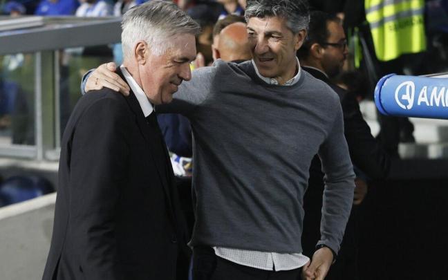 Imanol abraza a Ancelotti, en el partido disputado en martes pasado entre la Real Sociedad y el Real Madrid. / JAVI COLMENERO