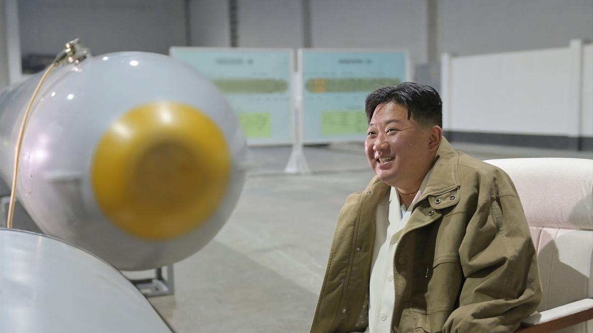 Kim Jong-un, junto al torpedo submarino supuestamente capaz de desencadenar un tsunami nuclear.