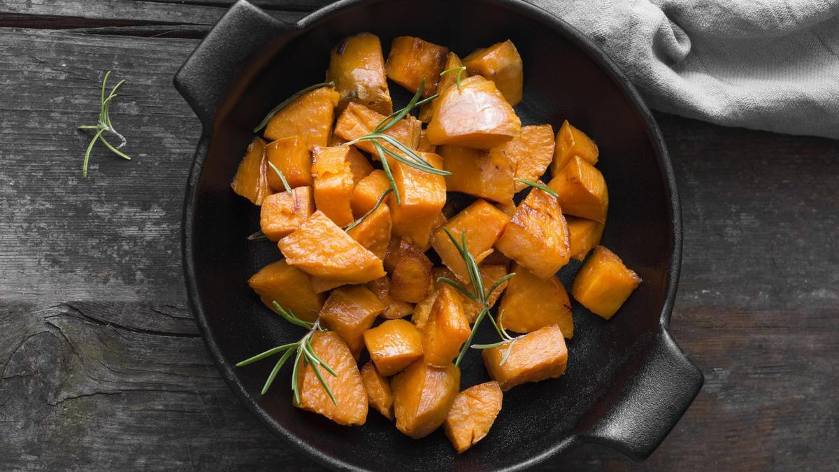 Un plato de batata cortada en gajos.