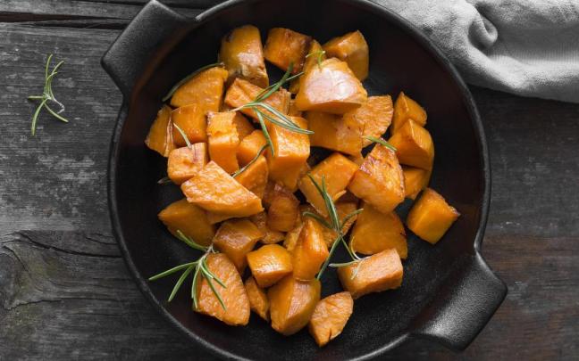Un plato de batata cortada en gajos.