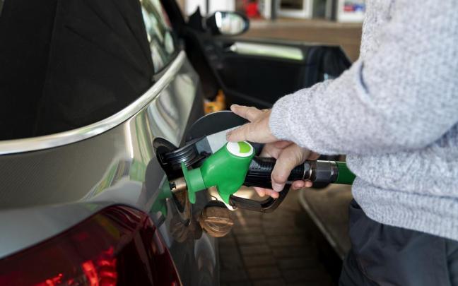 Un hombre echa gasolina en una estación de servicio. Un hombre echa gasolina en una estación de servicio.
