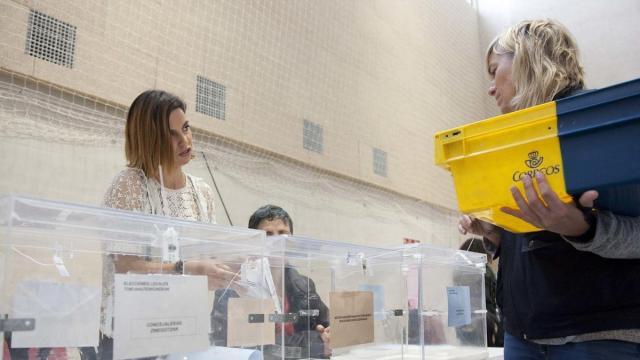 Entrega del voto por correo en un colegio electoral.
