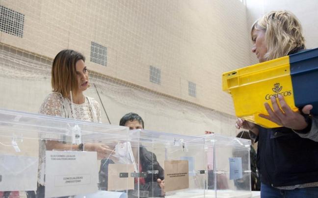 Entrega del voto por correo en un colegio electoral. Entrega del voto por correo en un colegio electoral.