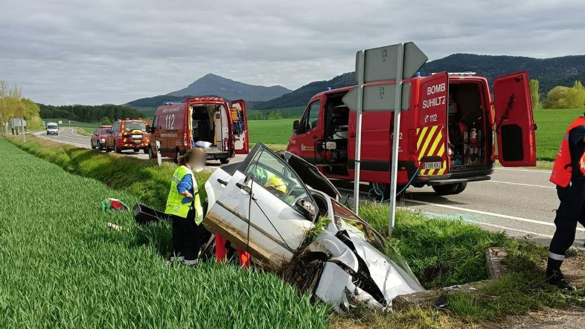 El turismo accidentado en la carretera NA-150.