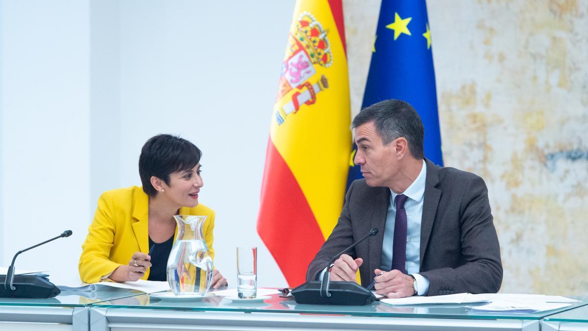 La ministra de Vivienda y Agenda Urbana de España, Isabel Rodríguez, y el presidente del Gobierno, Pedro Sánchez