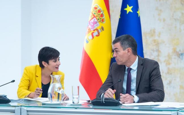 La ministra de Vivienda y Agenda Urbana de España, Isabel Rodríguez, y el presidente del Gobierno, Pedro Sánchez