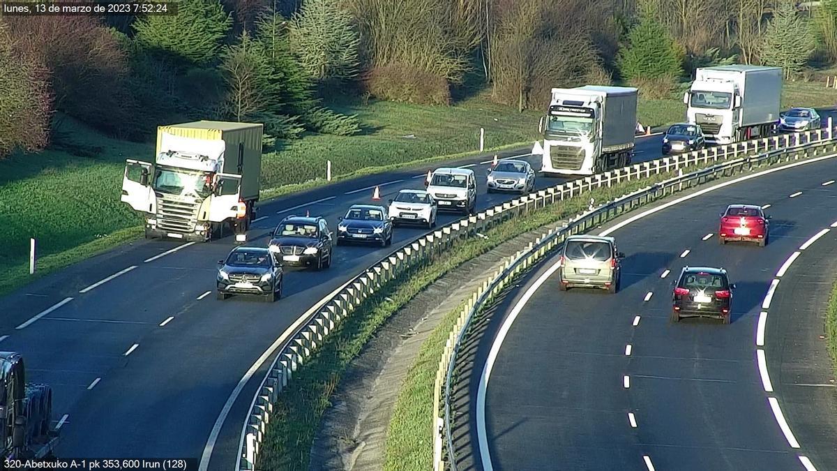 Camión averiado en la A-1 Pk 353 Vitoria-Gasteiz sentido Irun.