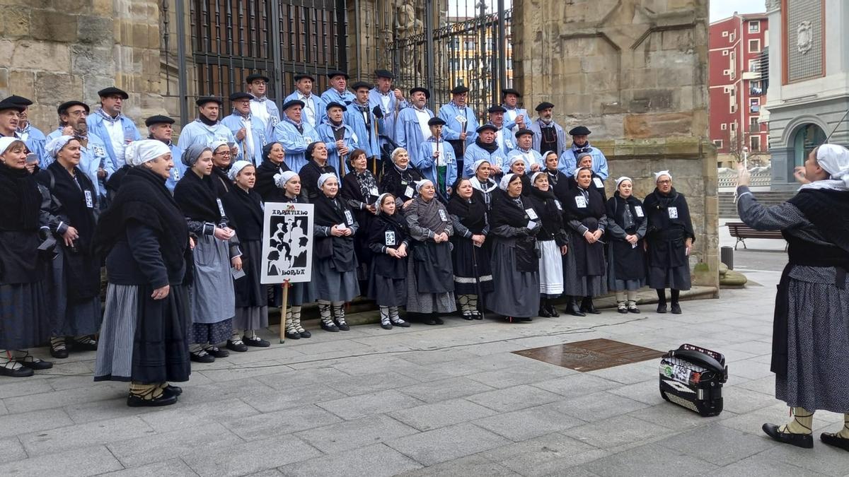 El Coro de Arratia saldrá el domingo a cantar Santa Águeda. El Coro de Arratia saldrá el domingo a cantar Santa Águeda.