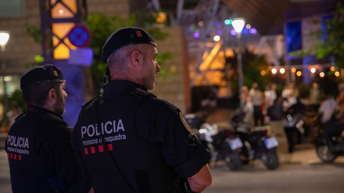 Dos agentes de los Mossos d'Esquadra en Barcelona.