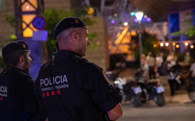 Dos agentes de los Mossos d'Esquadra en Barcelona. Dos agentes de los Mossos d'Esquadra en Barcelona.