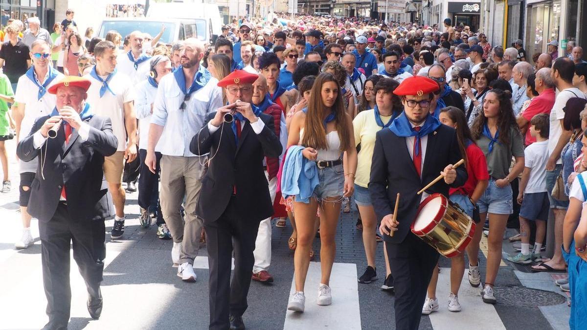 Desfile camino de la plaza Untzaga en las fiestas de 2023, con 'Salva' Martínez formando parte del grupo de gaiteros de Estella