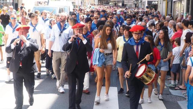 Desfile camino de la plaza Untzaga en las fiestas de 2023, con 'Salva' Martínez formando parte del grupo de gaiteros de Estella / Aitor Desfile camino de la plaza Untzaga en las fiestas de 2023, con 'Salva' Martínez formando parte del grupo de gaiteros de Estella