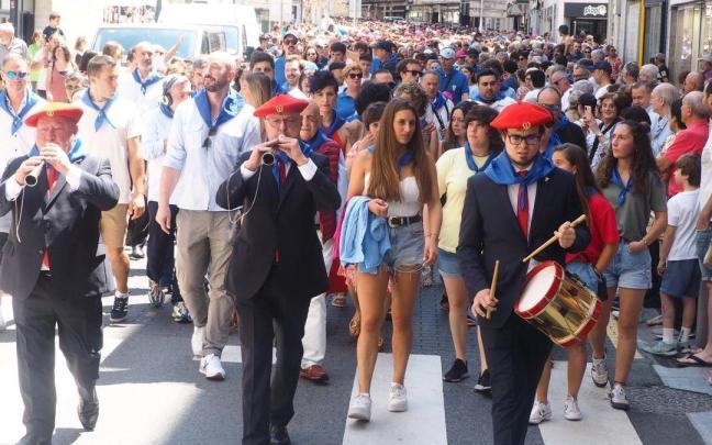 Desfile camino de la plaza Untzaga en las fiestas de 2023, con 'Salva' Martínez formando parte del grupo de gaiteros de Estella / Aitor Desfile camino de la plaza Untzaga en las fiestas de 2023, con 'Salva' Martínez formando parte del grupo de gaiteros de Estella