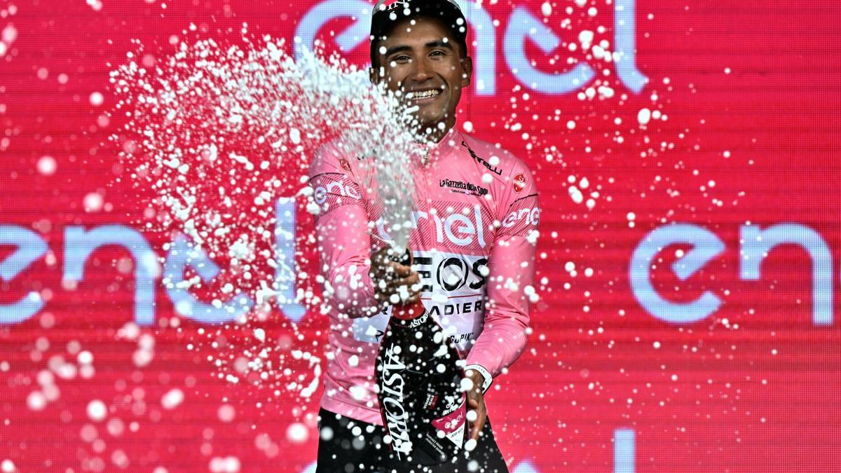 El ecuatoriano, primer líder del Giro, luce la maglia rosa.