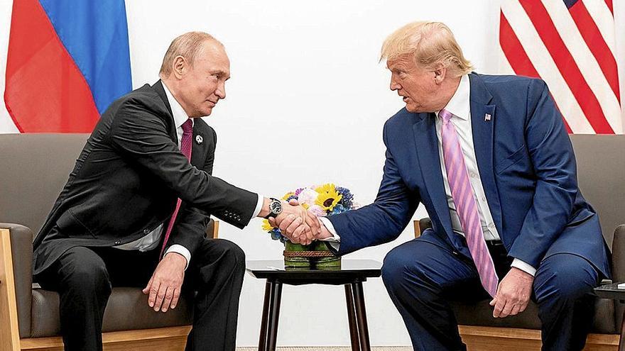 Imagen de archivo del último cara a cara entre Vladímir Putin y Donald Trump en junio de 2019 en Osaka (Japón). | FOTO: E.P.