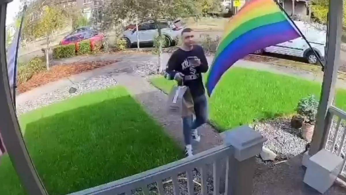 El repartidor, dispuesto a entregar el paquete.