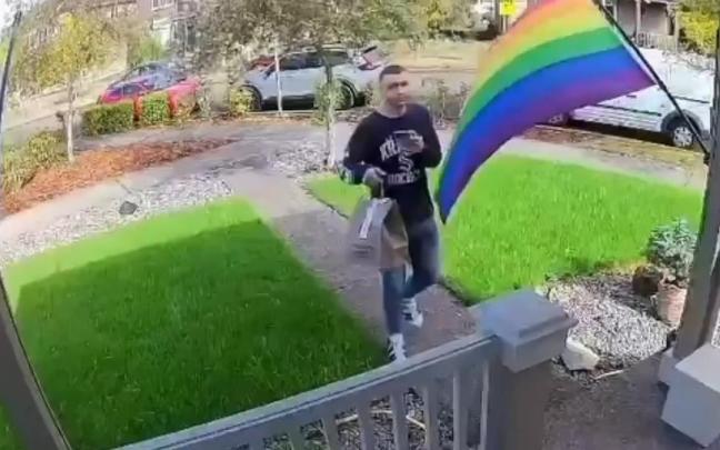 El repartidor, dispuesto a entregar el paquete.