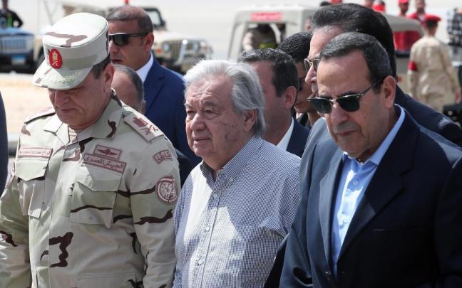 Guterres estará acompañado en este recorrido por el responsable de la agencia de Naciones Unidas para los refugiados palestinos (UNRWA), Philippe Lazzarini, y el ministro egipcio de Sanidad, Jaled Abdel Ghaffar. / EFE Guterres estará acompañado en este recorrido por el responsable de la agencia de Naciones Unidas para los refugiados palestinos (UNRWA), Philippe Lazzarini, y el ministro egipcio de Sanidad, Jaled Abdel Ghaffar.