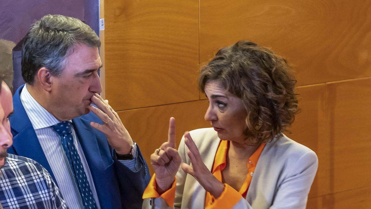 La ministra de Hacienda y vicepresidenta española, María Jesús Montero, y el portavoz del PNV en el Congreso, Aitor Esteban