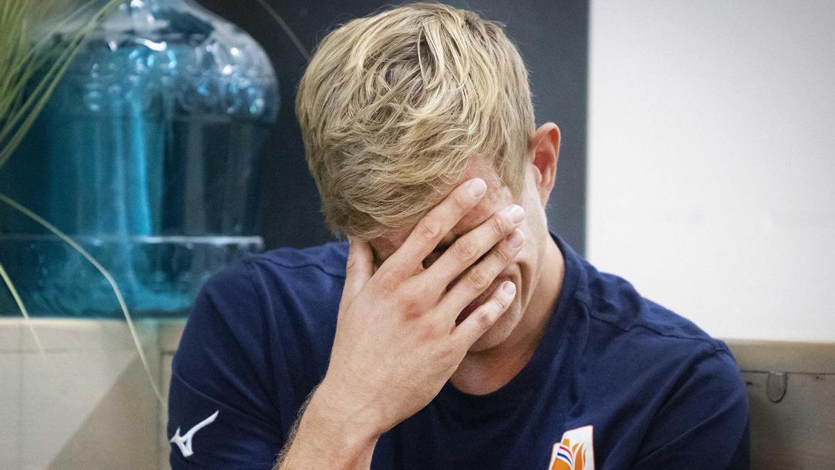 Steven van de Velde se emociona durante la entrevista.