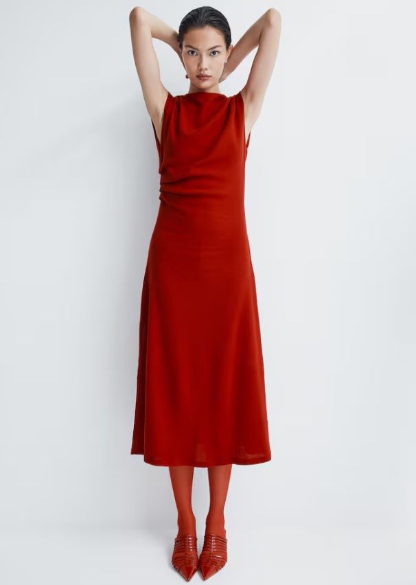 Vestido midi en punto de canalé con escote barco drapeado de H&M (25,99 euros).